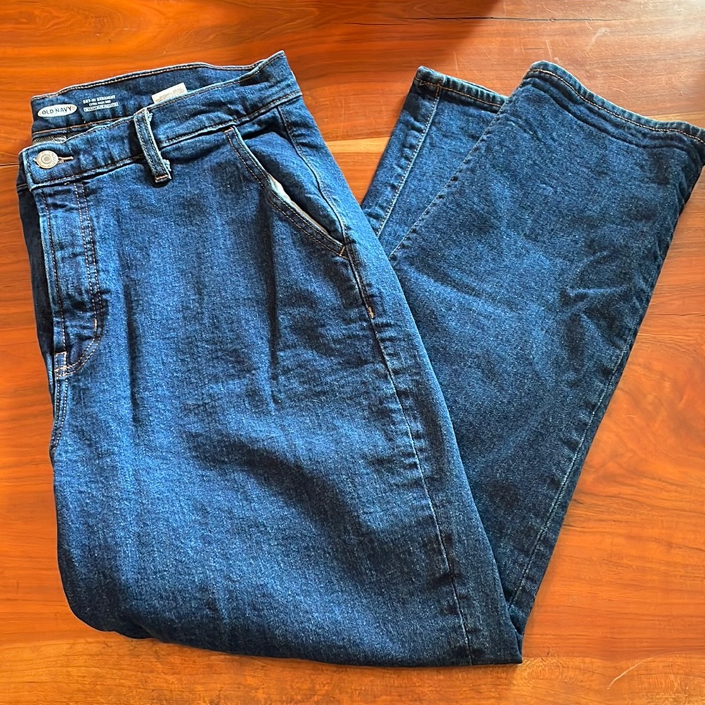 Lightly worn Old Navy Ski-Hi Straight extra high rise jeans.